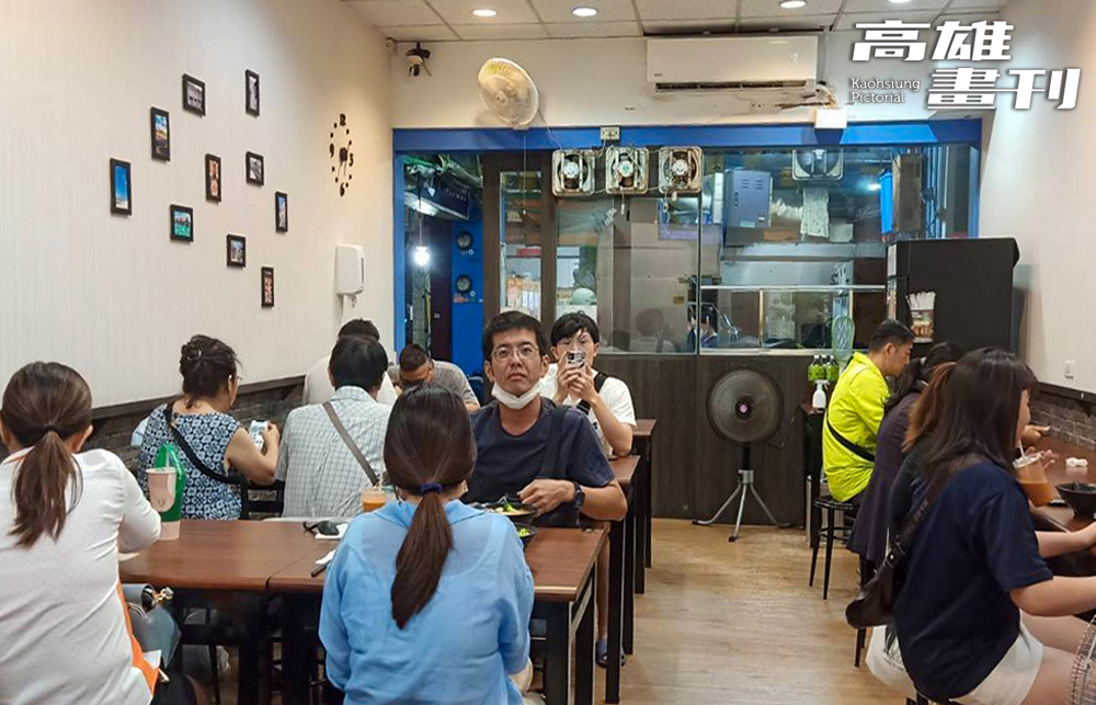 每到用餐時間，店內總坐滿學生、醫護人員和附近居民。(攝影/Cindy Lee)