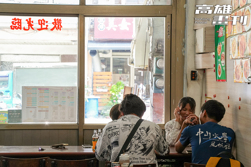 無論何時，店內都有用餐的學生，此外，因鄰近渡船頭，也有不少外國遊客光顧。牆上貼滿餐點照片，簡單清楚，動動手指就能點餐。(攝影/Cindy Lee)