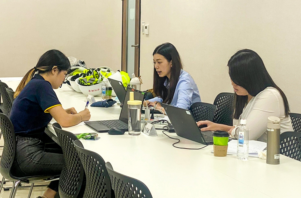 在查證現場與客戶討論排放量清冊，同時確認排放量的計算過程。(圖片提供/台灣德國萊因技術監護顧問股份有限公司)