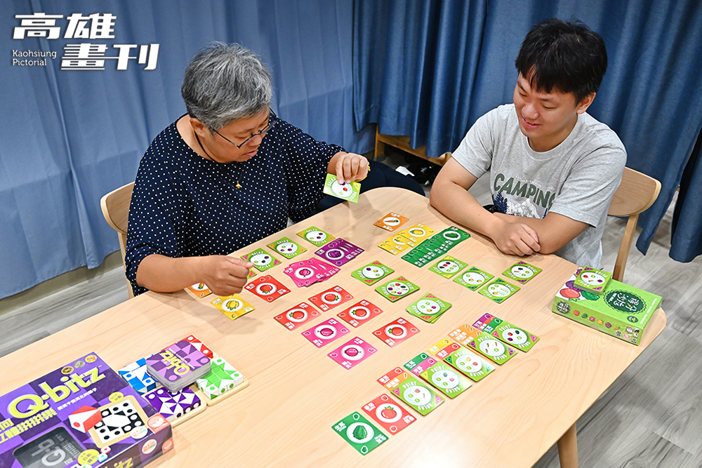 林家宇會視年齡層或活動需要來選擇桌遊產品，比如以人際為主題，便挑選能夠互動或溝通的桌遊。 (攝影/Carter)