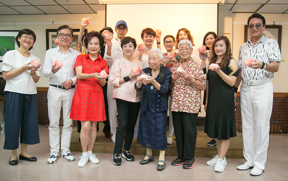 高雄公益大使甄珍與眾星到高雄市社會局長青中心做公益。