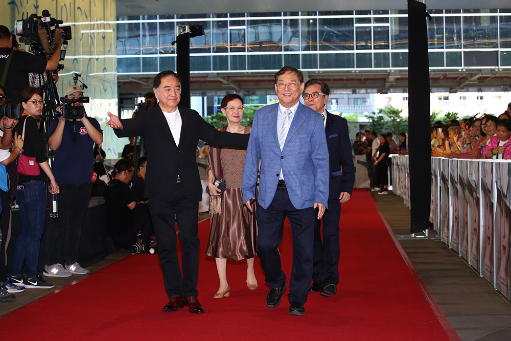 甄珍影展開幕，（左起）秦沛、李琳琳、吳思遠（導演）、姜大衛群星聚集同賀，高雄星光燦爛