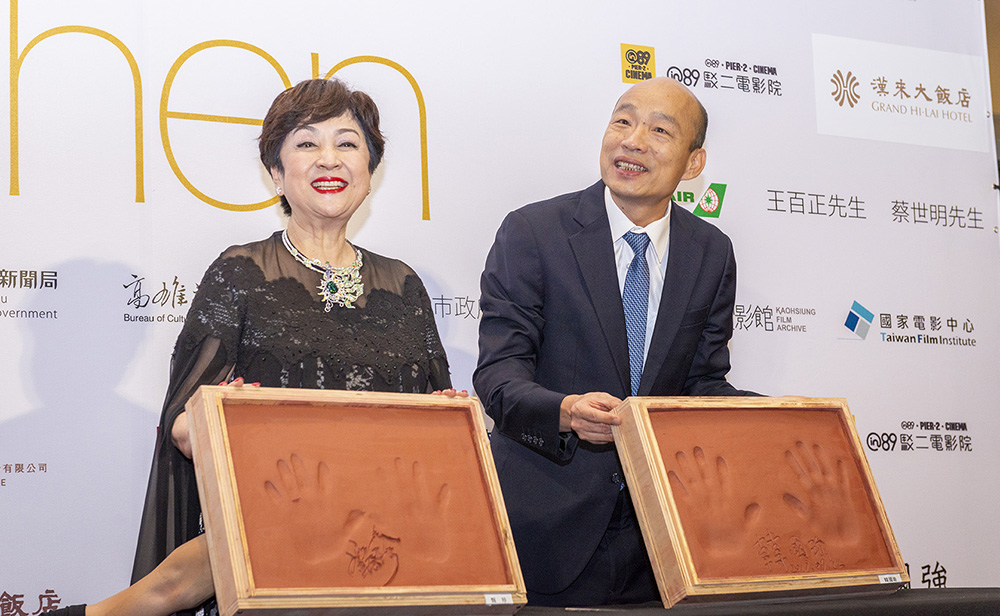 甄珍與韓市長為活動留下珍貴手印。