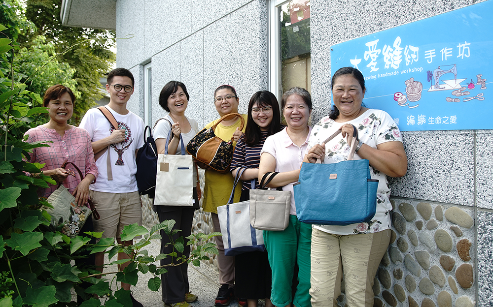 有限責任高雄市杉林大愛縫紉生產合作社員工。