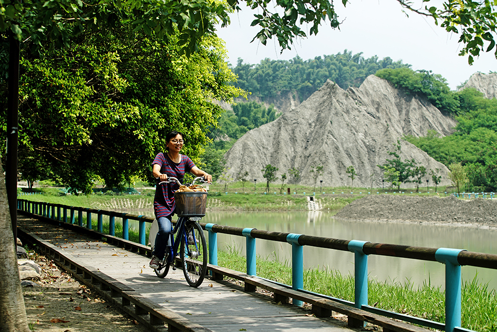 進入玉池環湖步道，可步行，也能單車漫遊。