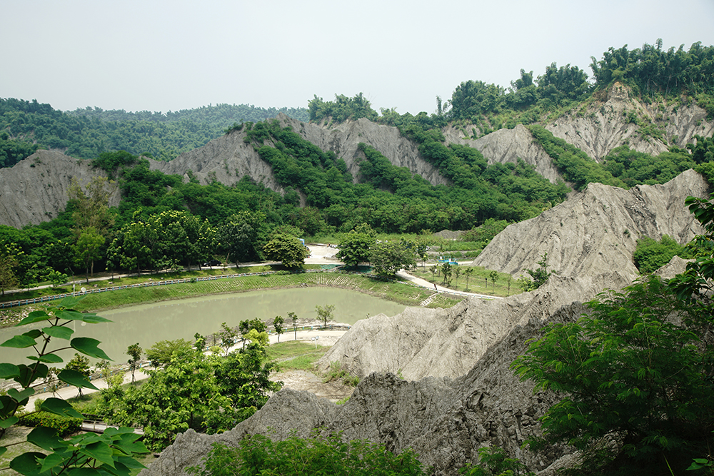沿著登月步道來到弦月觀景台，放眼月世界更顯荒漠浩瀚。