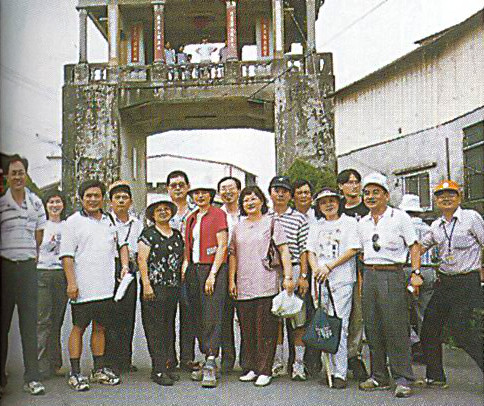 高雄市客家青年會參加90年7月28日美濃鄉土之旅，於美濃東門樓前合影。(照片提供／高雄市客家文物館)