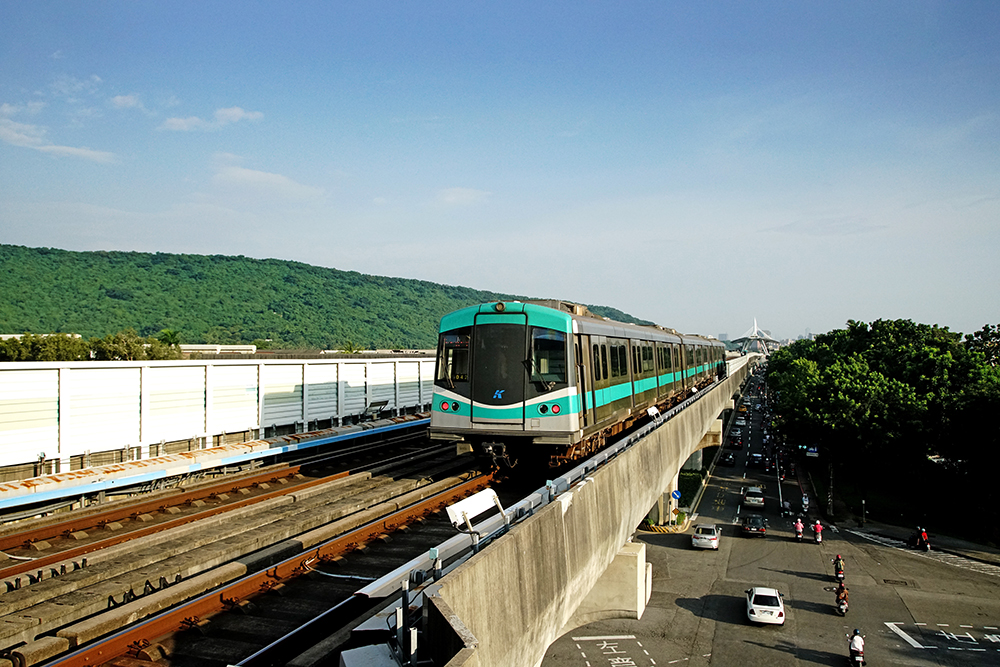 搭捷運往北到橋頭糖廠，沿線城市風光令人好放鬆。