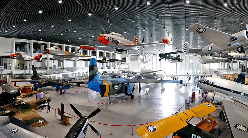航空教育展示館主場館分別以懸掛與地面展示，共41架飛機。