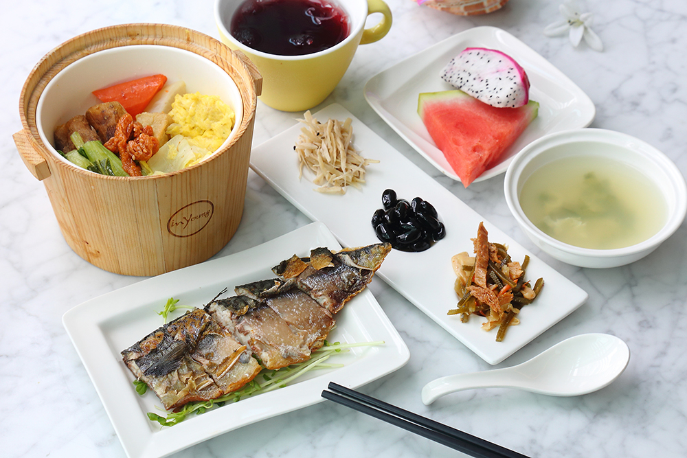 到旗津來份捕魚飯，體驗古早討海人的美味。