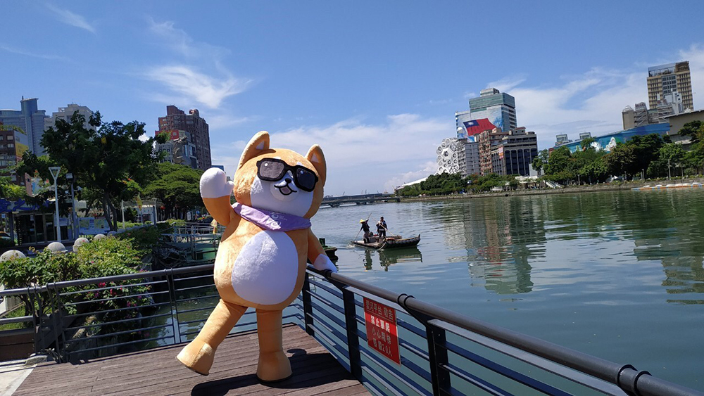 滑啊滑啊，在河邊遇到「來福LOVE」。