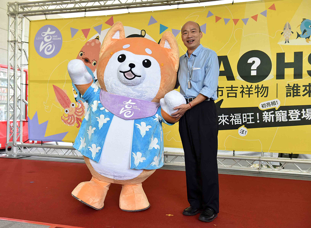 來福的熱情連市長都招架不了，忍不住對著來福說：「立正、安靜！市長正在講話。」把台下逗得哈哈大笑。