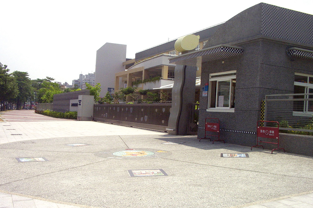 通學步道結合社區特色，營造貼心安全的學童步行空間。