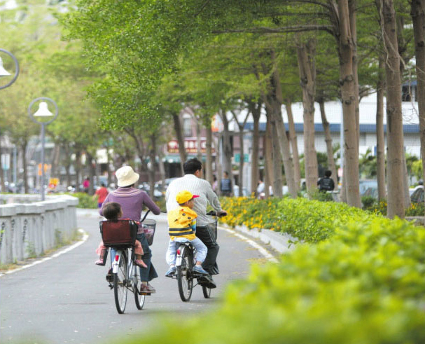 河堤社區裡，全家騎單車出遊已成為普遍的假日休閒活動。