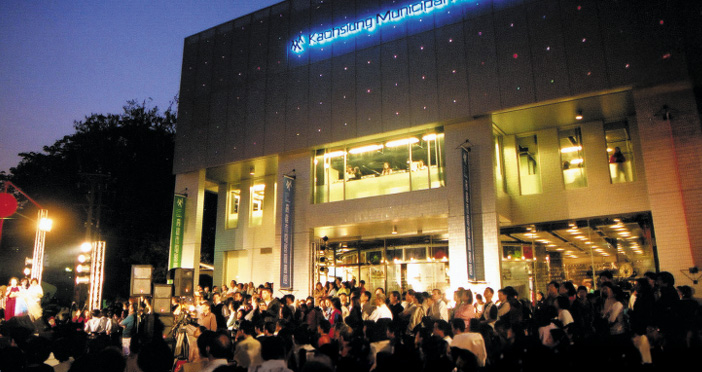 電影圖書館外的露天電影廣場，不時上演精采電影活動，是愛河畔最有人氣的景點之一。