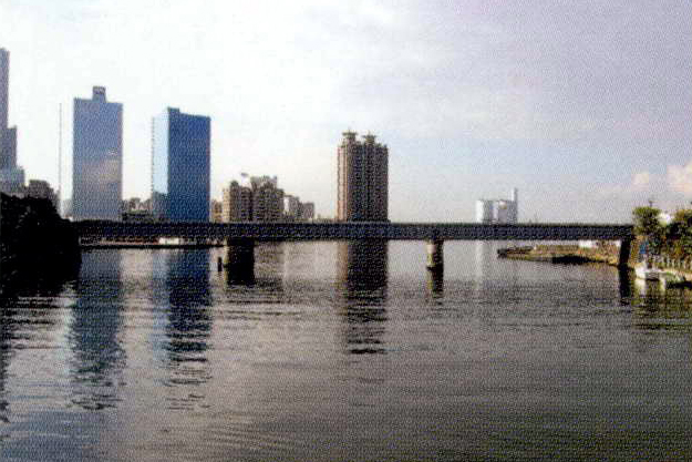 火車轟隆隆 走上愛河橋