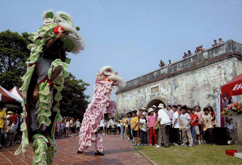 高雄2005左營莿桐花祭在左營東門廣場熱鬧開展，為歷史古鎮再添人文風情。