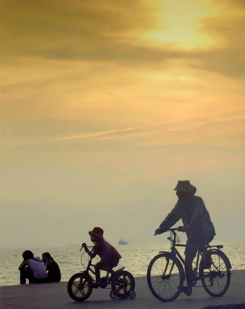 黃昏時分的旗津自行車道，夕陽美景、港邊風情一覽無遺。