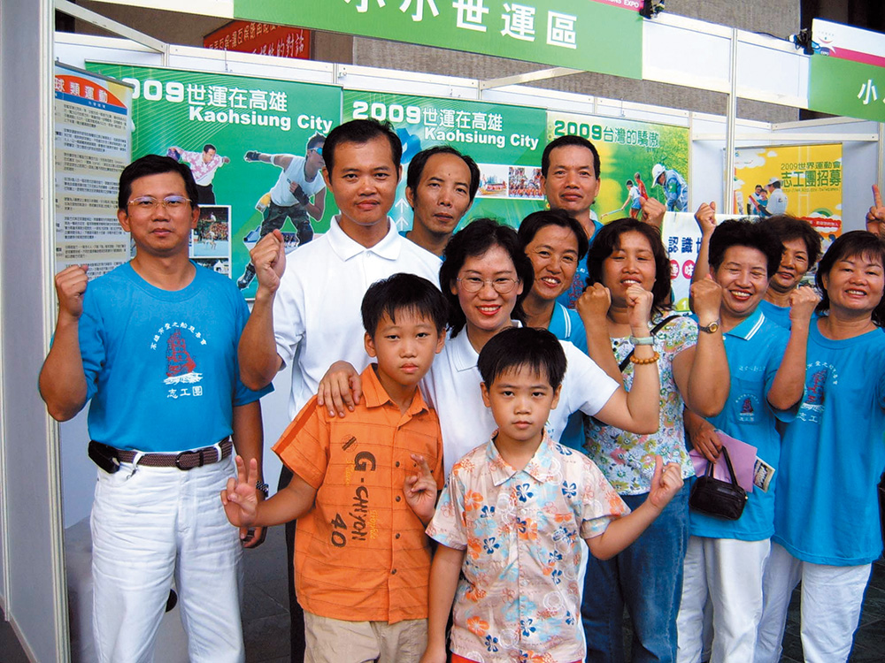 一向對於高雄慈善活動不遺餘力的陳進發(後排左二)，當然也不會錯過重要的2009高雄世運會。
