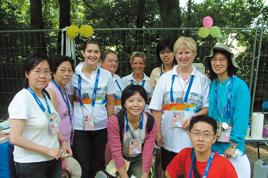 目前人在德國留學的蔡佳芳(左一)希望全高雄市民都可以在2009高雄世運會活動期間，為高雄盡一己之力。