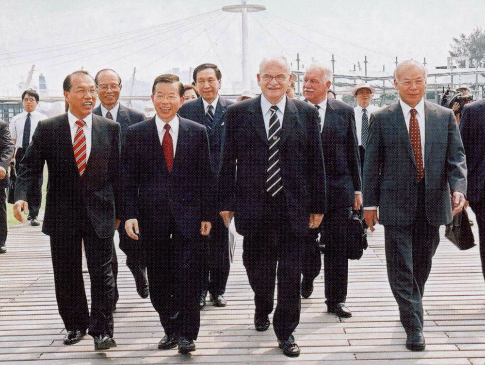 高雄國際世界運動會委員會（IWGA）主席Mr. Ron Froehlich（右二）親臨本市海洋之星廣場進行簽約議式。