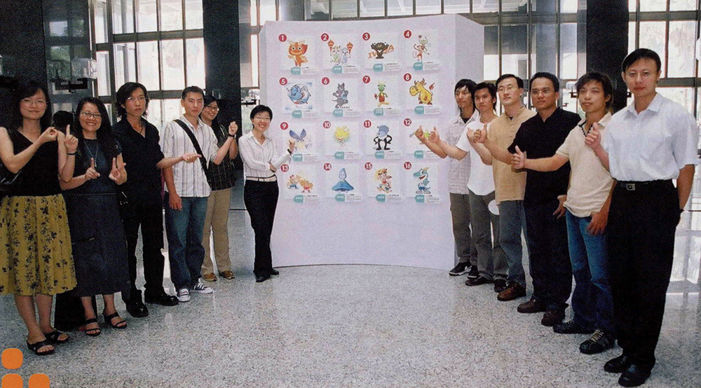新聞處向全國設計高手廣邀「2009世運吉祥物」設計，第一輪入選作者歡喜與其設計作品合影。圖片提供／新聞處