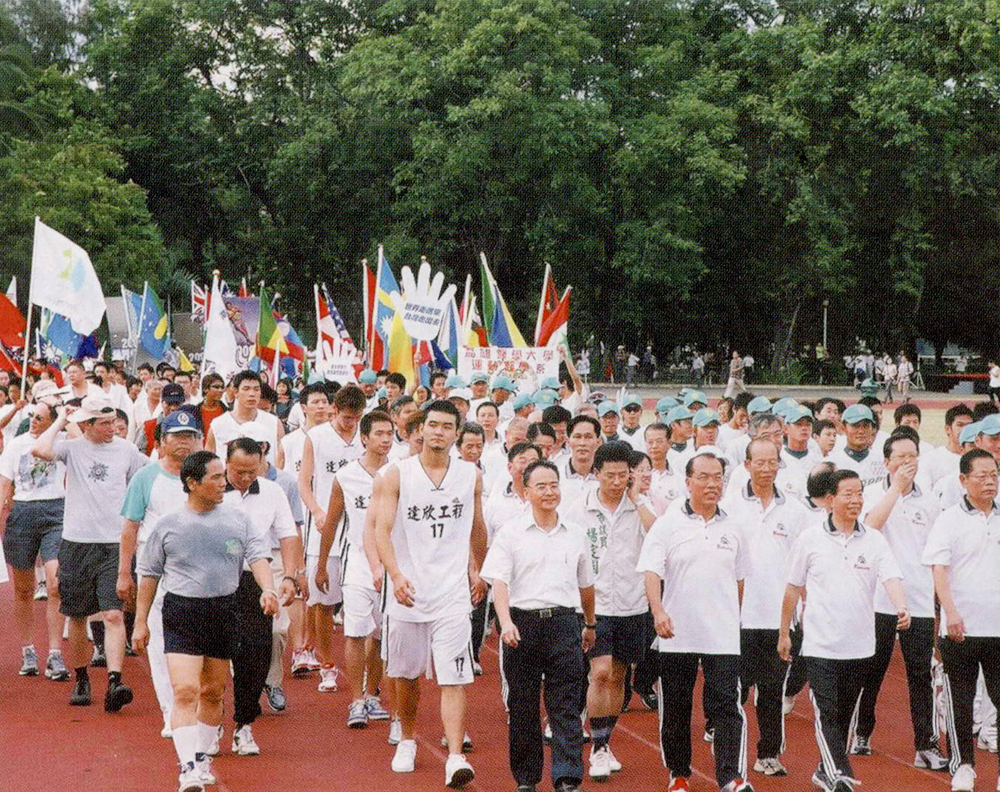 謝前市長帶領高雄在地職棒La News熊隊、達欣籃球隊、全國體育團體、高雄市工商團體，以及市議會與市府團隊三百多人，為20099世運會而跑。
