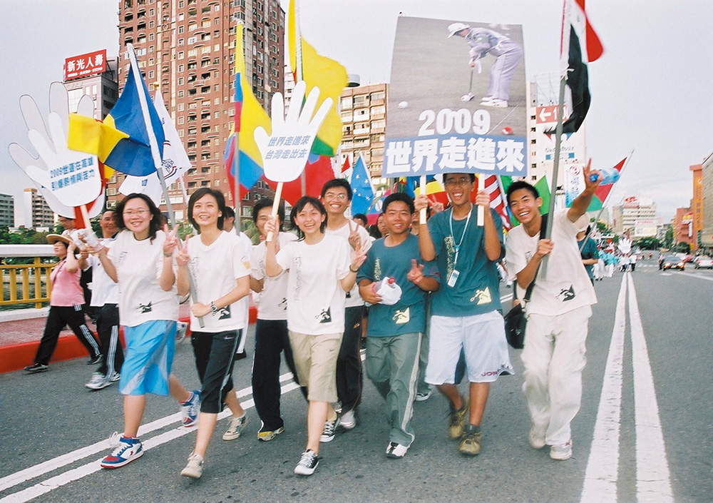 「為2009世運而跑」活動綿延數百公尺的遊行隊伍沿途高喊「2009世運在高雄」，參與的青年學子歡喜迎接世運的到來。
