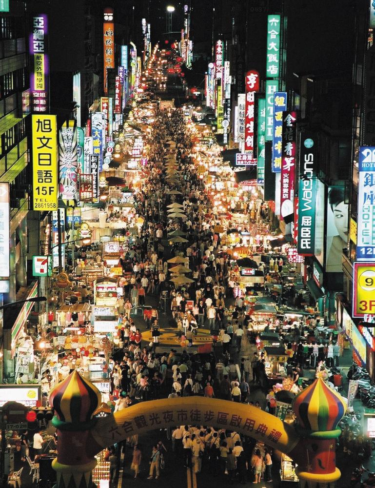 全國知名的六合夜市，每到夜晚總是聚集大批在地的夜貓族及觀光客。（攝影鮑忠暉）