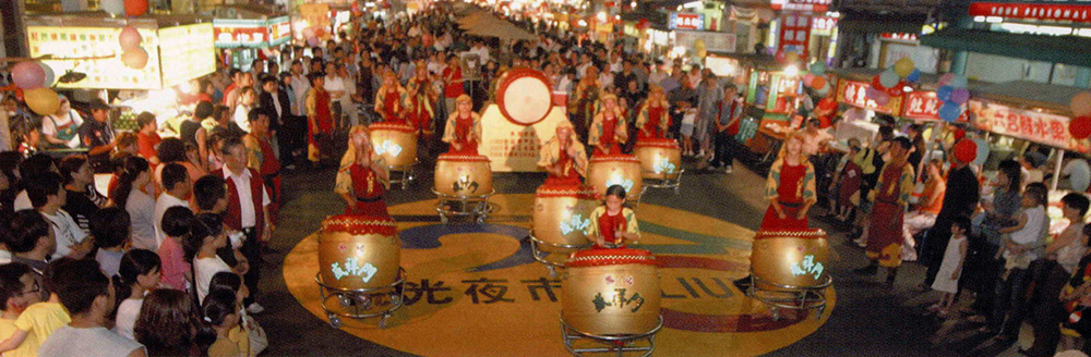 新規劃的六合夜市徒步區，引進街頭藝人表演，讓遊客輕鬆漫步街頭，體驗高雄特有的小吃風情。