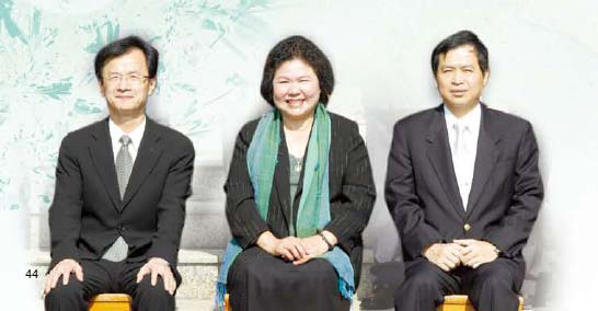 陳菊市長（中）與新任副市長邱太三（左）、鄭文隆(右)。