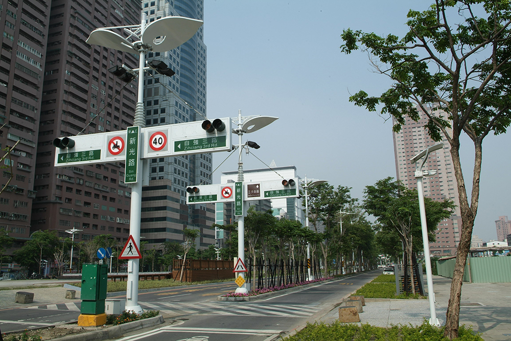 四維路上的共桿路燈