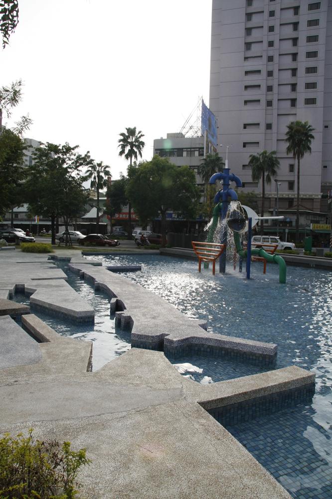 五福路與光華路口的「自來水公園」，保留舊有設施、給予再生，也保留了社區居民與歴史空間的記憶。