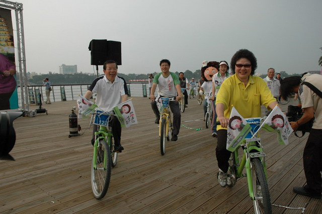旗津自行車道沿著海岸線繞行，高雄外港風景一覽無遺。