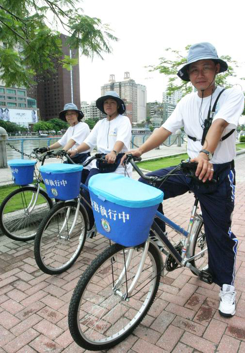 愛河巡守隊騎乘腳踏車，循著愛河沿岸，守護著愛河的環境整潔與安全。