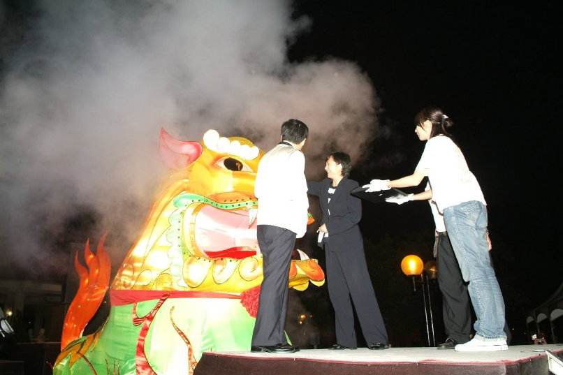 2006高雄燈會主燈以花瓣呈現四大族群、以花型象徵市政花開並蒂,搭配五彩燈光與金耀煙火,成為眾所矚目的焦點。