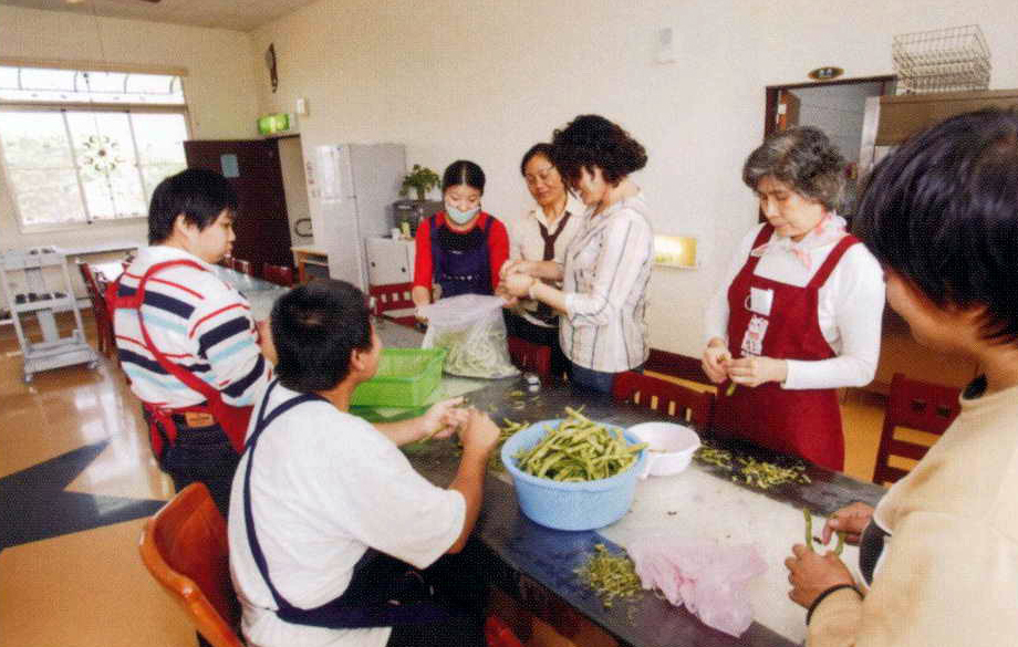 學員們從用餐過程中學習基本生活自理能力。