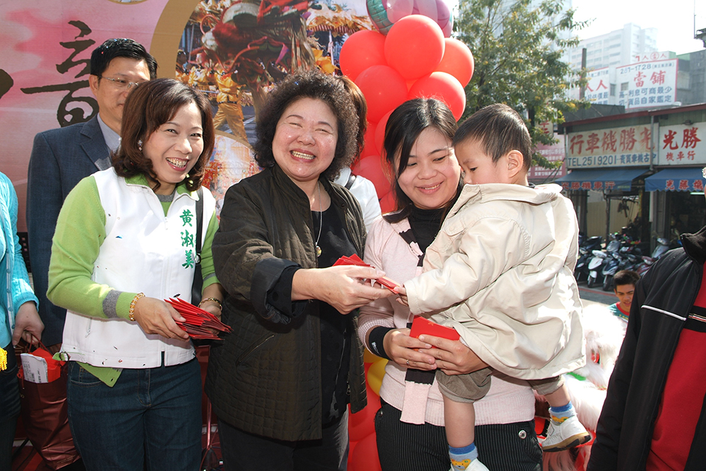 陳菊市長將滿載著祝福的紅包發送給市民。
