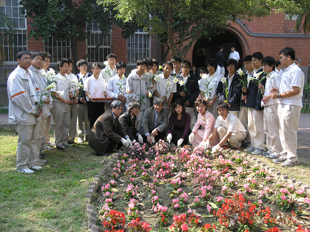 高雄中學內的民主花園·眾人栽植民主花磊，象徵二二八事件記憶的再生。