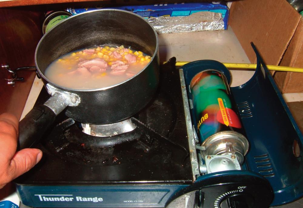 （上圖）阿亮的船上雖有冰箱但因耗電量大，因此多半都仰賴罐頭食品為主；（下圖）船艙内的小客廳。