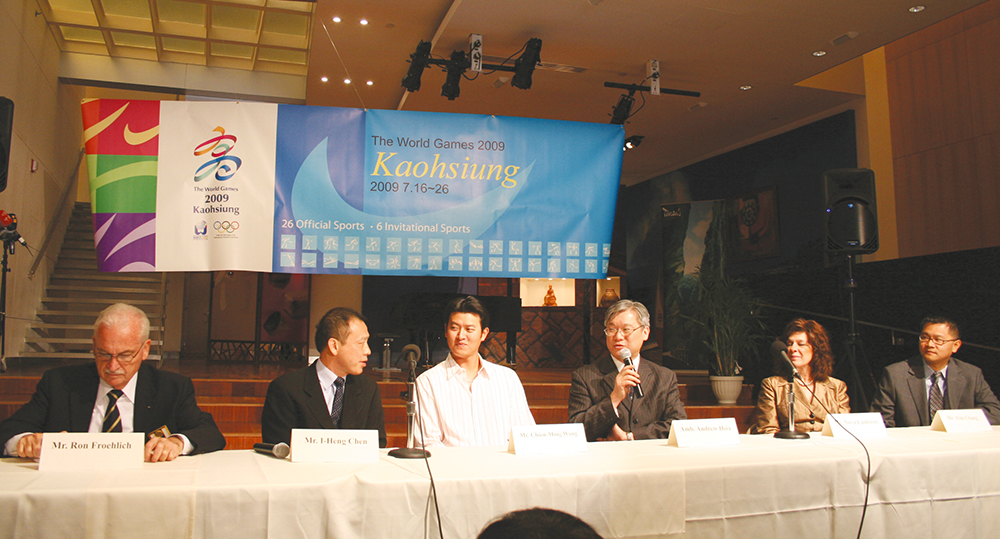 王建民參加2009高雄世運紐約宣傳記者會，IWGA主席朗佛契(左一)、執行長陳以亨(左二)及CSMG女性副總裁Nova Lanktree(右二)都出席與會。