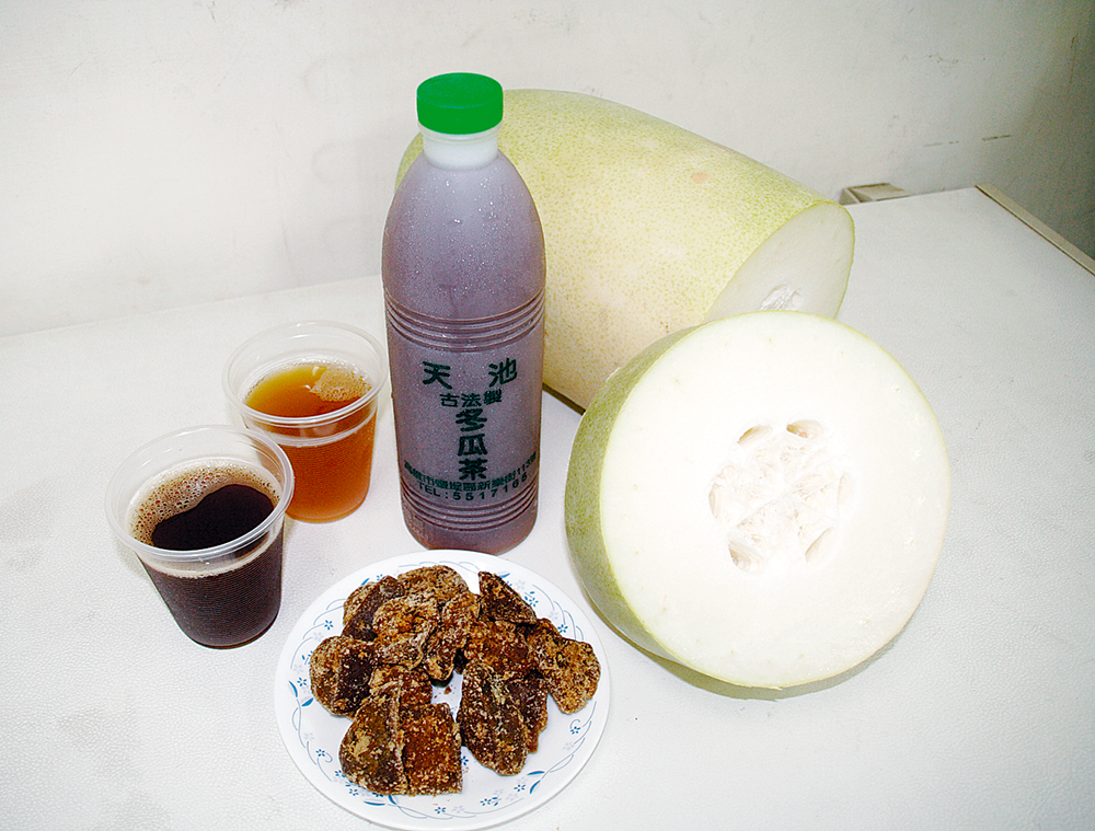 　「天池冬瓜茶」嚐來與坊間以廠製的冬瓜糖磚加水燒不同，其香氣與醇和感亦不可同語。