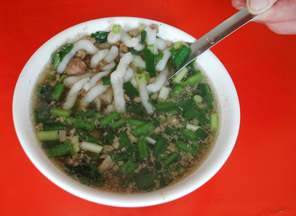 米苔目加粽子，最經濟美味的組合。