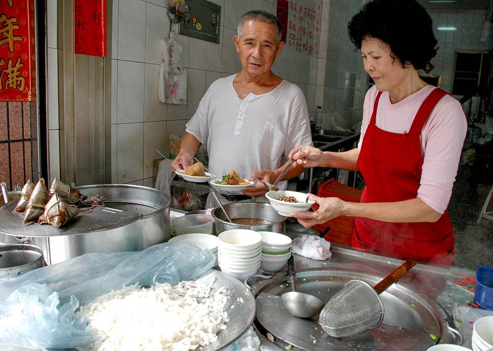 蔡家老店米苔目配粽子是當地不少民眾的「必備早餐」。