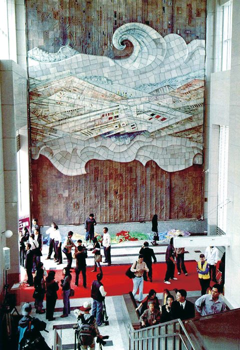  「天工開物」陶壁公共藝術，與橋頭發展歷史相呼應。(攝影 / 鮑忠暉) 
