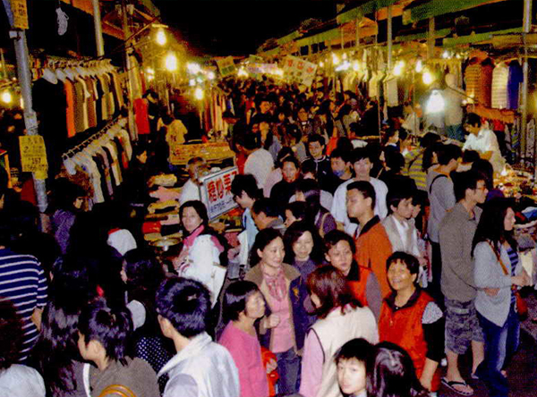 攤位繁多的瑞豐夜市，可好好祭祭五臟廟。（攝影 / 張忠義）
