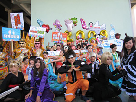 2009高雄世運倒數一週年嘉年華系列活動將展開，雜耍小丑、cosplay女僕、電音三太子、古典荷花仙子等十名表演工作者，大家預告節目精彩多元、繽紛熱鬧。（圖/2009世運會組織委員會基金會提供）