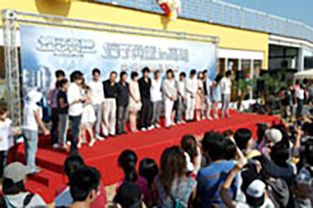 「痞子英雄」偶像劇中外記者會到高雄新光碼頭盛大舉行，吸引眾多記者及追星族到場。(圖/鮑忠暉攝)