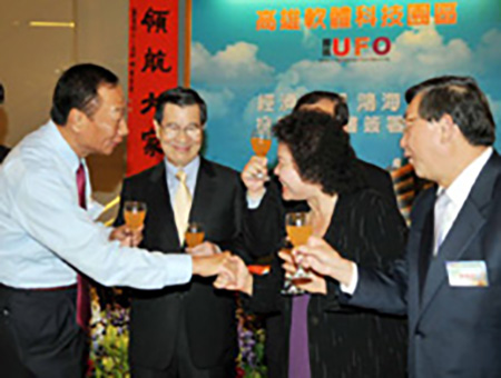 鴻海董事長郭台銘（左一）簽完投資意向書之後，和高雄市長陳菊握手致意。(圖/高嘉澤攝)