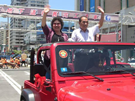 中正路地下道復舊完工通車，市長陳菊搭上吉普車視察通車。(圖/高嘉澤攝)